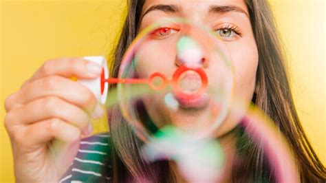 Brunette modèle souffle des bulles Photo Gratuite
