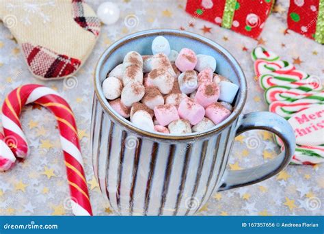 Warme Chocolade In Een Mug Met Kleurrijke Marshmallow En