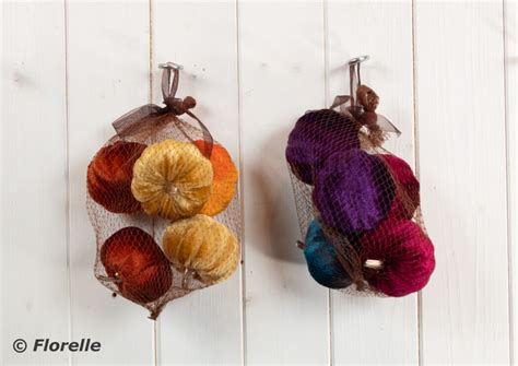 FIVE VELVET PUMPKINS IN MESH BAG 2 COLS ASS Florelle