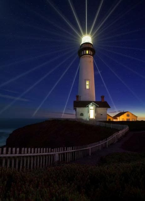 Incre Bles Fotos De Faros Iluminando En La Noche