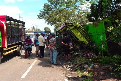 Rem Blong Truk Tronton Di Lumajang Seruduk Warung Dan Kendaraan Lain