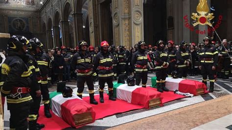 Funerali Dei Vigili Del Fuoco Morti Ad Alessandria Il Lungo Applauso