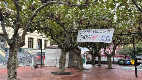 26 09 2022 Bilbao Vizcaya Pancarta a favor de la excarcelación de