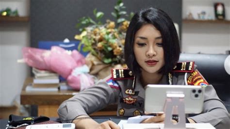 Foto Mengenal AKP Rita Yuliana Sosok Polwan Cantik Yang Namanya Trending