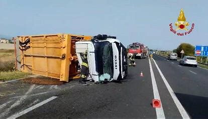 Scontro Frontale Sulla 554 Tra Auto E Camion Dei Rifiuti Due Feriti Gravi