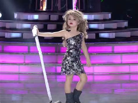 This Tiny Taylor Swift Impersonator Is The Most Precious Thing You'll ...