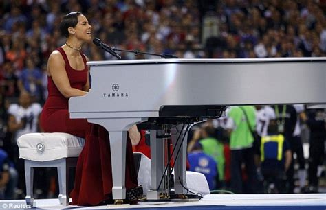 Alicia Keys emotional performance of US National Anthem at Super Bowl XLVII