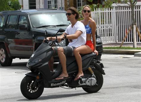 Photos Candice Swanepoel elle poursuit son défilé de bikini sexy à Miami Public