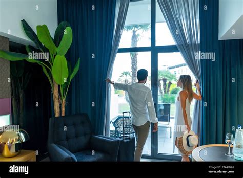 Couple and affair hotel room hi-res stock photography and images - Alamy