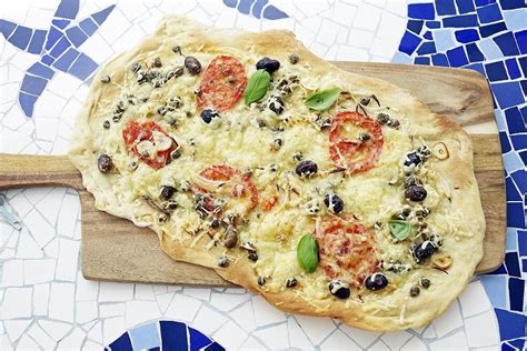 Pizza Fladen Mit Oliven Kapern Und Anderen Leckereien Rezeptideen