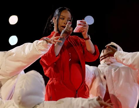 Rihanna Aprovecha El Super Bowl Para Promocionar Su Maquillaje Fenty