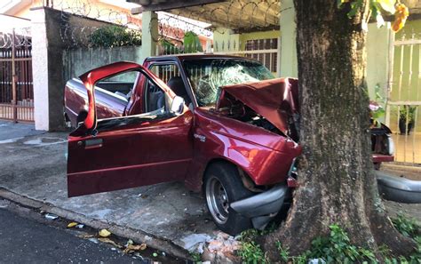 Caminhonete bate em árvore e 3 ficam feridos em Ribeirão Preto SP