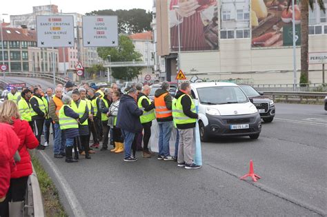 Mariscadores De O Burgo Cortan El Tráfico En A Pasaxe La Opinión De A Coruña