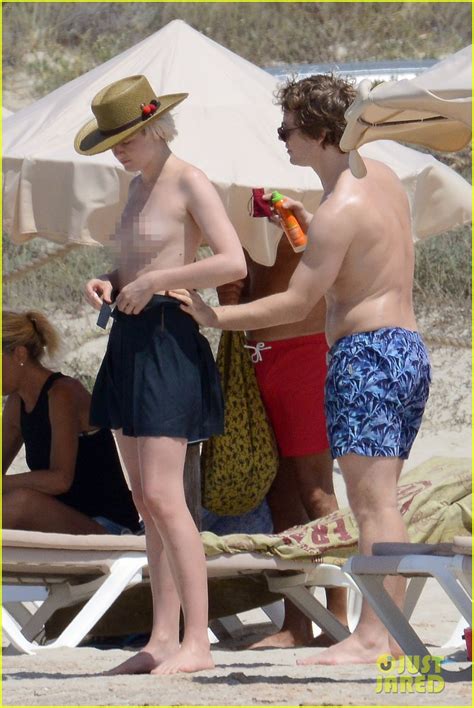 Game Of Thrones Alfie Allen Hits The Beach With His Girlfriend Photo