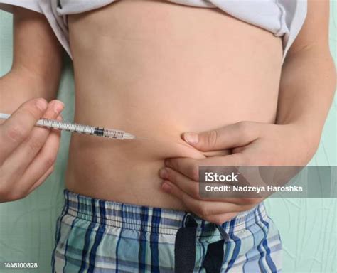 Diabetes En Niños Concepto E Inyecciones Niña Recibe Insulina De