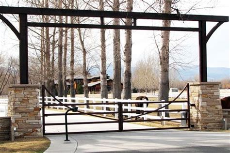 ranch gate Ranch Entrance Ideas, Farm Entrance, Driveway Entrance, Farm ...