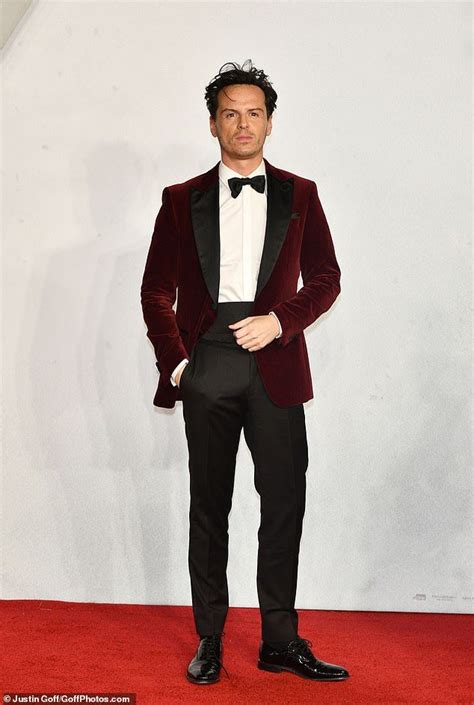 Andrew Scott looks suave in a red velvet blazer at 1917 premiere ...