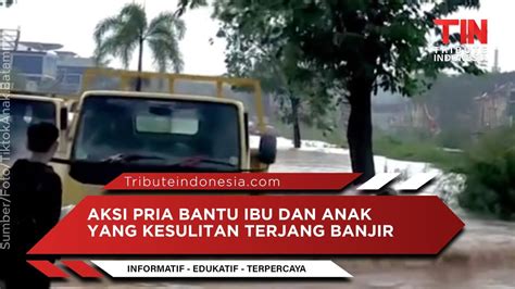 Salut Pria Ini Rela Tinggalkan Motornya Demi Bantu Ibu Dan Anak Lewati