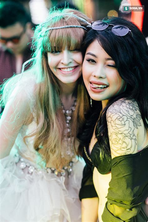 Dàn hot girl mặc bikini bốc lửa tại tiệc bể bơi