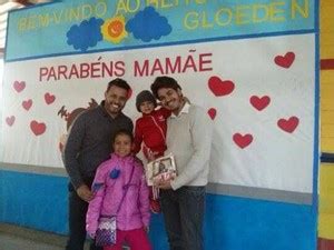 G1 Chamados de pai e papai casal gay divide carinho dos filhos em Poá notícias em Mogi