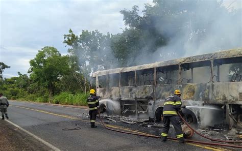 Ônibus fica destruído após pegar fogo na GO 139 em Corumbaíba