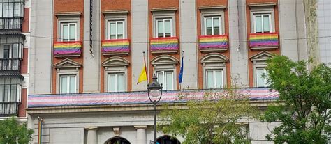 Feministas Piden A Redondo Que Retire Las Banderas Trans De La Fachada