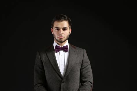 Hombre Elegante En Traje Sobre Fondo Oscuro Foto Premium