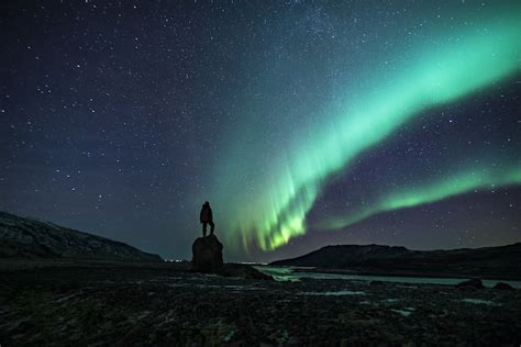 Silhueta De Uma Pessoa Sob A Aurora Boreal Foto Grátis