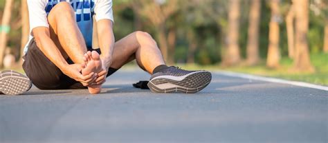 Hombre Joven De La Aptitud Que Lleva A Cabo Su Lesi N En La Pierna De