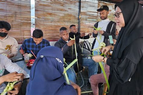 Sambut Iduladha Srikandi Ganjar Ajari Milenial Menganyam Ketupat