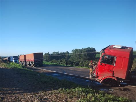 Motoristas Ficam Feridos Após Colisão Entre Dois Caminhões Na Prc 280