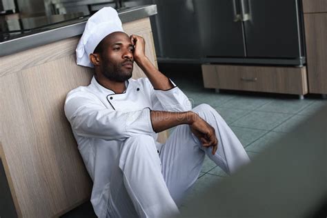 Chef Fatigu D Afro Am Ricain S Asseyant Sur Le Plancher La Cuisine