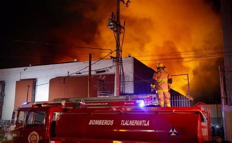 Bodega de plásticos se incendia en Tlalnepantla