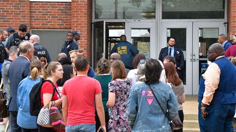 School Shooting In St Louis Hundreds Mourn At Vigil After 2 Dead