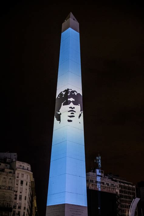 Monumentos y fachadas de edificios porteños se iluminaron en tributo al