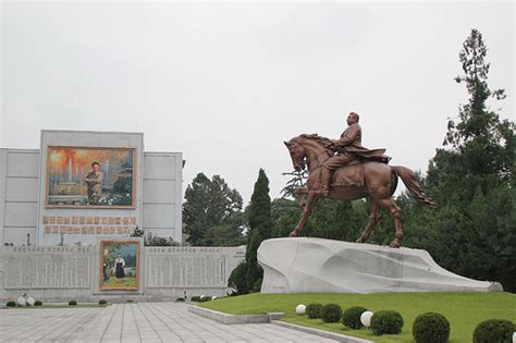 Kim Il-sung Statue - Pyongyang