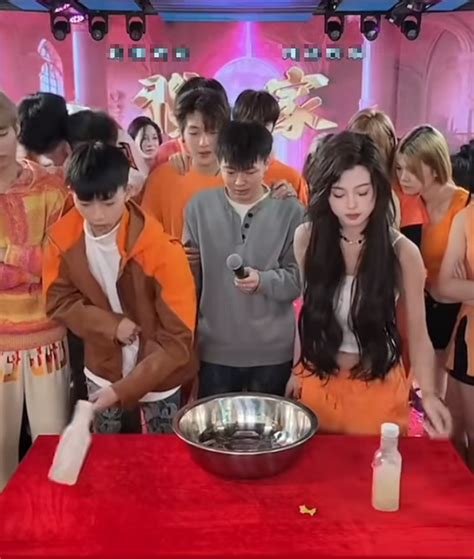 Nam streamer tác động vật lý đồng nghiệp hot girl ngất xỉu ngay trên sóng khán giả tranh cãi