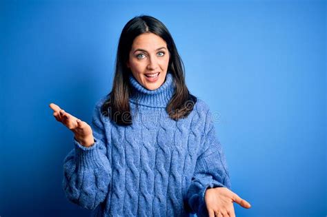 Jeune Brunette Avec Les Yeux Bleus Portant Casual Turtleneck Pull