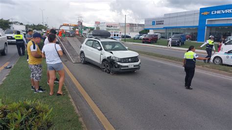 Vuelca Urvan Con Personal De Hotel A Bordo En El Bulevar Playa Del