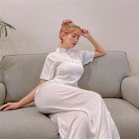 Đi chùa diện đầm xẻ tà cao đến mông tạo dáng phản cảm hot girl bị CĐM góp ý