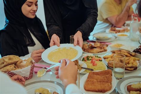 Familia Musulmana Cenando Iftar Bebiendo Agua Para Romper La Fiesta