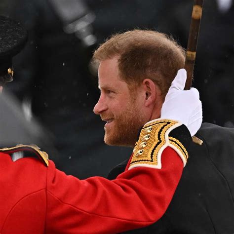 Climão Mesmo sendo filho do Rei Charles III Príncipe Harry entra