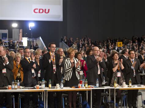 Merkel Niest 27 Minuten Begeisterter Applaus Auf CDU Parteitag