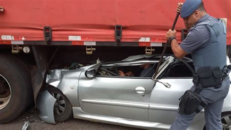 Motorista Sobrevive Após Grave Acidente Entre Carro E Caminhão Em