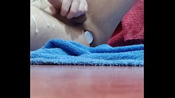 Me corro con un plug anal en el baño XVIDEOS