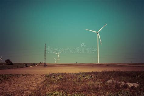 Campos Vazios E Turbinas E Licas Sobre C U Azul Claro Imagem De Stock