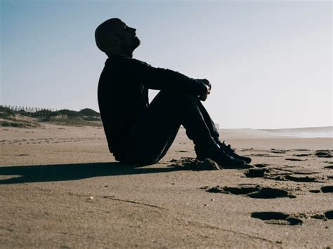 Silueta De Un Joven Respirando Aire Fresco En La Playa Con Espacio Para