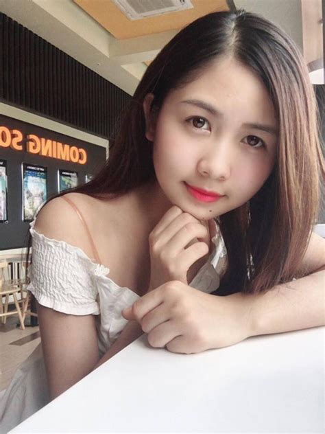 Sau năm nổi tiếng hot girl chân khoèo lột xác thế này đây