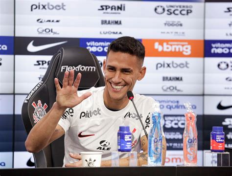 Rojas Pede Para Jogar Em Decis O Do Corinthians E Luxemburgo Toma