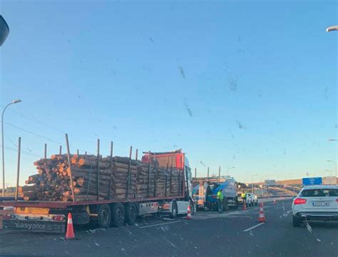 El Accidente De Un Camión Obliga A Cortar Al Tráfico Un Carril En La A